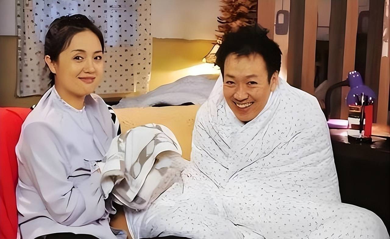 朱媛媛病逝5个月后，丈夫辛柏青带女儿爬山祈福，好友李乃文也在