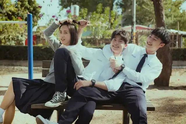 当两个女明星,在颁奖典礼接吻