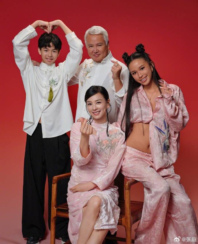张庭晒一家四口,儿女颜值身高出众,15岁林希曈长成国际范小辣妹