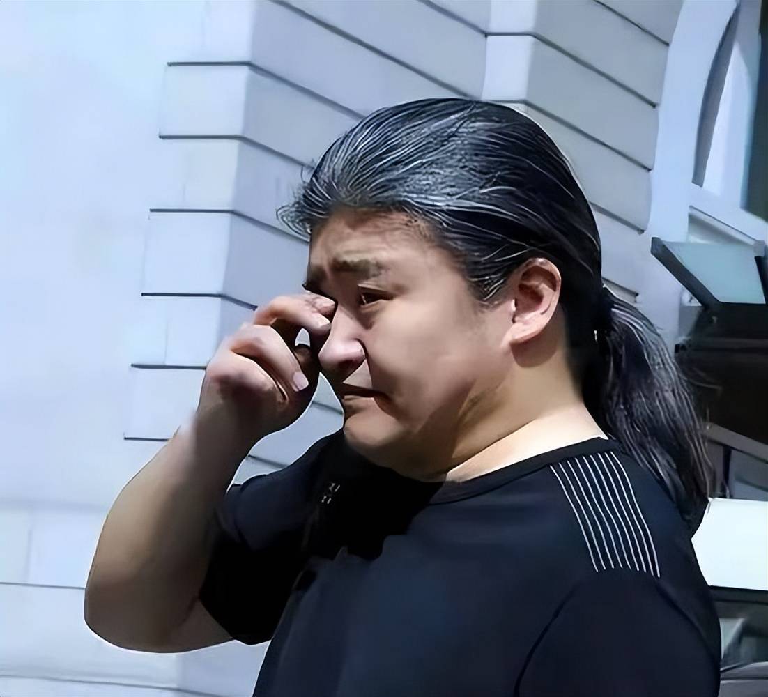 刘欢近况曝光:患不死癌症,带病参加女儿婚礼,满桌茅台太显眼