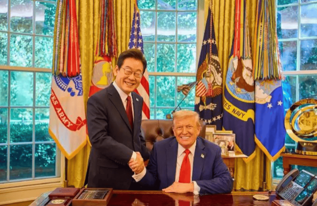 特朗普抵达韩国,刚一走下飞机,就给了李在明一个下马威?