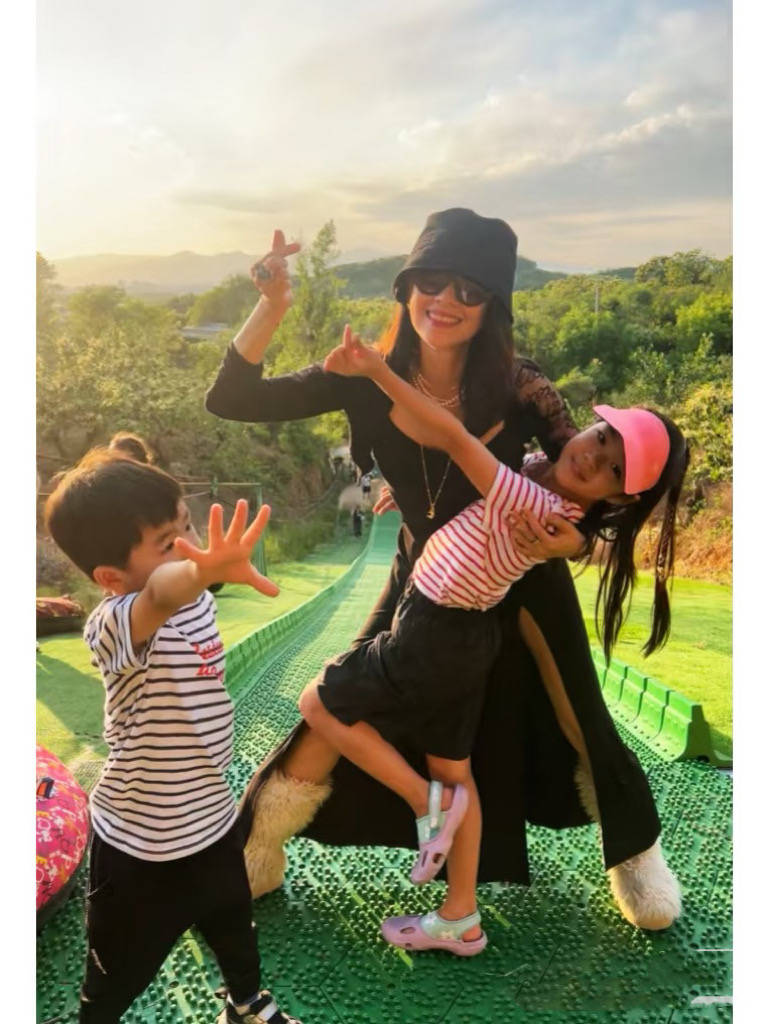 章子怡带俩娃日本追星,穿阔腿裤小翘臀抢镜,女儿像妈、儿子像爸