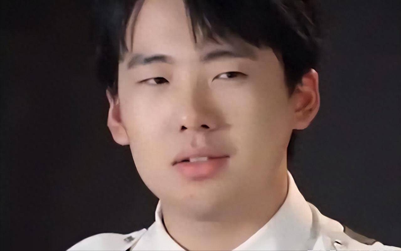 郭德纲带妻儿澳洲度假,10岁郭汾阳穿花裤扎耳洞,不见郭麒麟身影