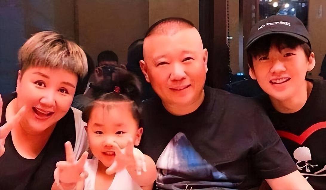 郭德纲带妻儿澳洲度假,10岁郭汾阳穿花裤扎耳洞,不见郭麒麟身影