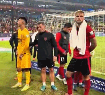 原创             这还是韦世豪吗?面对成都球迷赛后训话:韦世豪罕见主动认错!