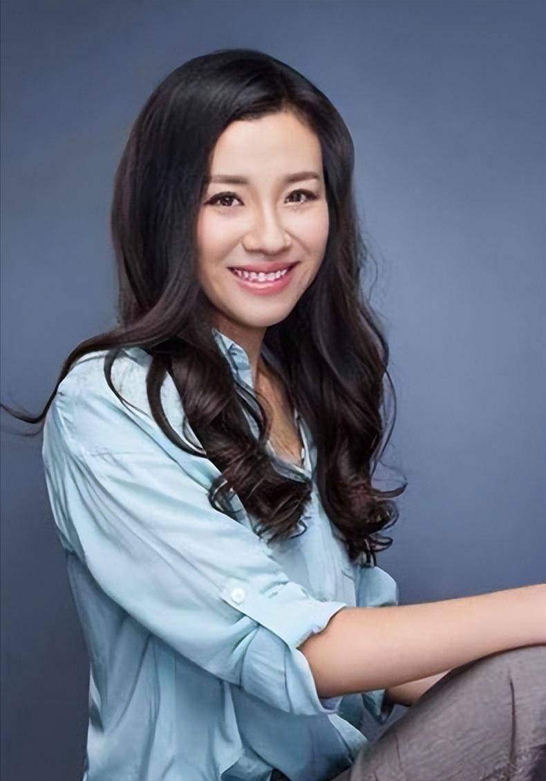 身价过亿豪门阔太，年过40被导演拉来救场，现在却意外爆红