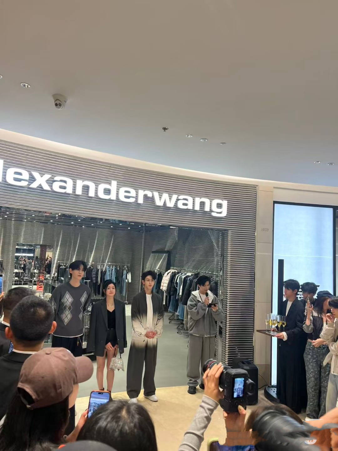 42岁陈妍希亮相活动，亮片西装配超短裤又美又飒，看着像二十出头