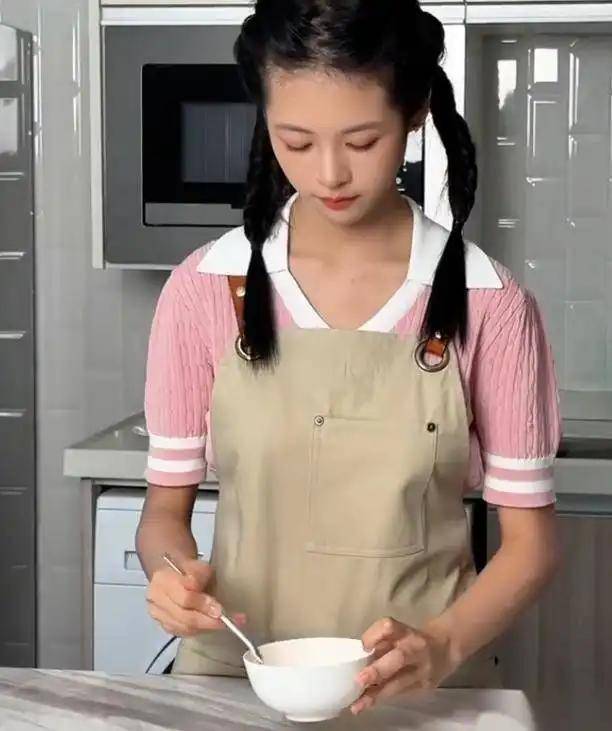 翁虹16岁女儿准备出道，酷爱做美食，遗传了妈妈的高颜值