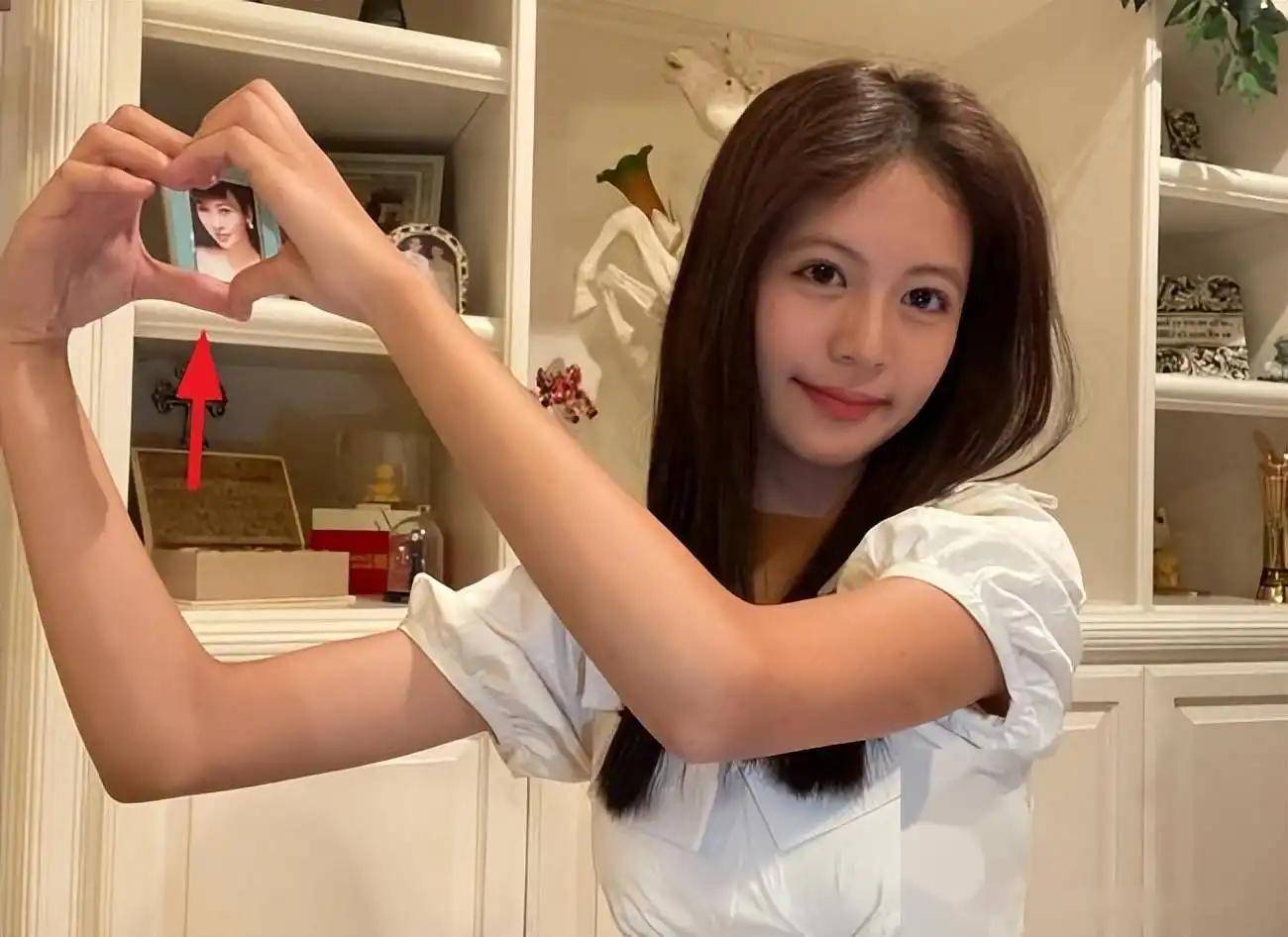 翁虹16岁女儿准备出道，酷爱做美食，遗传了妈妈的高颜值