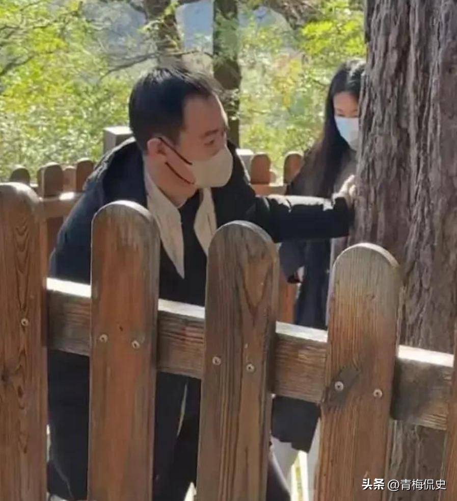 辛柏青带17岁女儿寺庙祈福！父女俩一直牵着手，李乃文也陪在身边