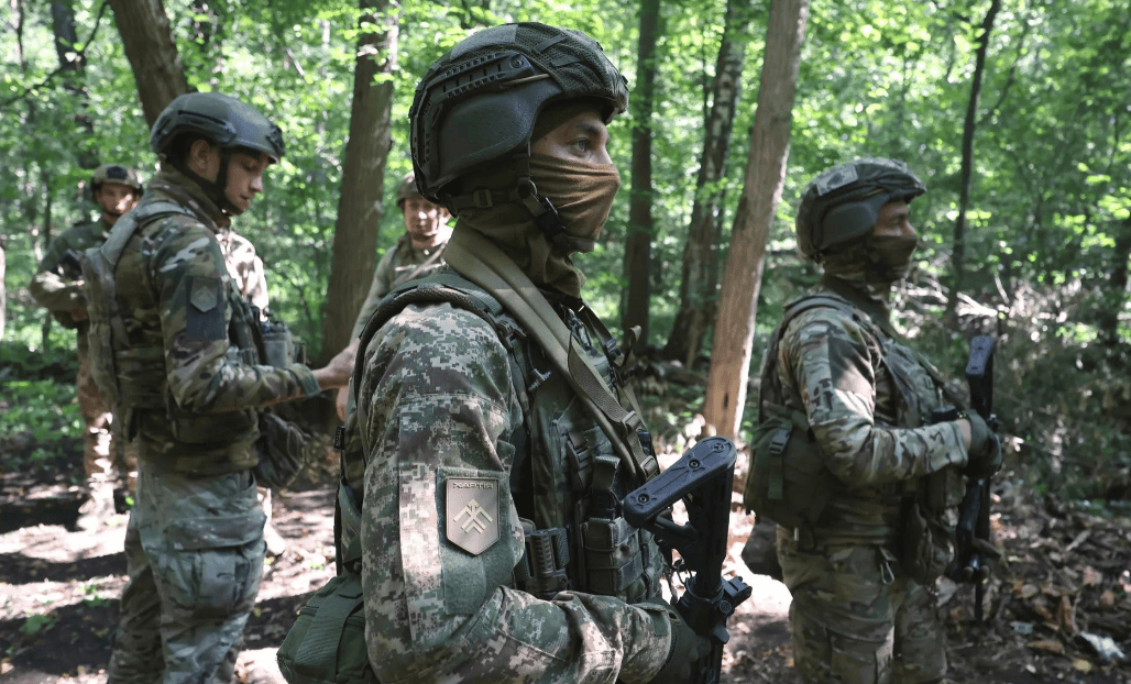 红军城都快丢了，乌军却还在后方颁奖，欢庆之际俄罗斯弹道导弹从天而降