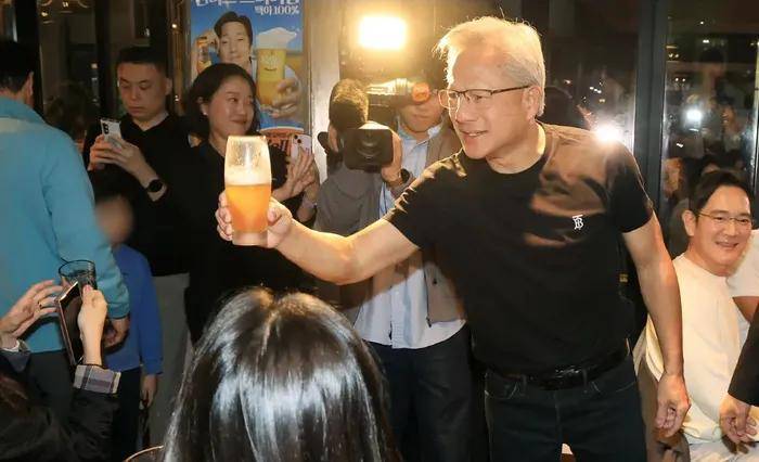 中国市场归0，套现70亿，被做空，黄仁勋指望“炸鸡外交”