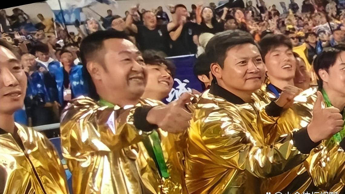 叫扬叔 - 全网最会整活的苏超球迷  足球圈热梗收割机苏超遭球迷强烈抨击泰州夺冠功臣或回归中超赛场
