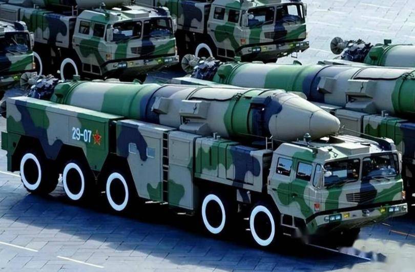 中国用火箭炮“换回”白俄一顶尖技术,让东风导弹如虎添翼