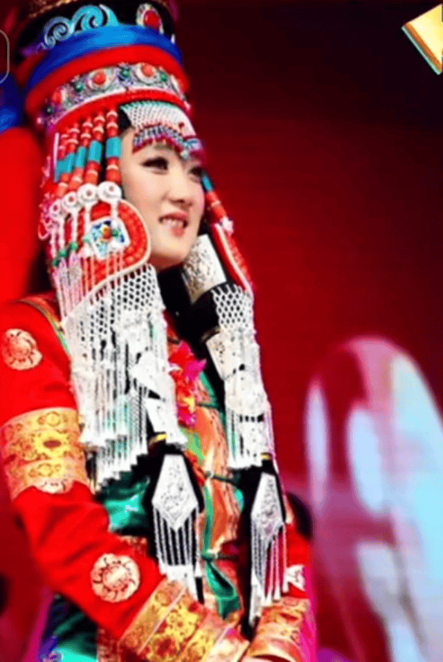 玲花时隔5个月露面,回老家参加外甥婚礼,身穿蒙古袍状态很好