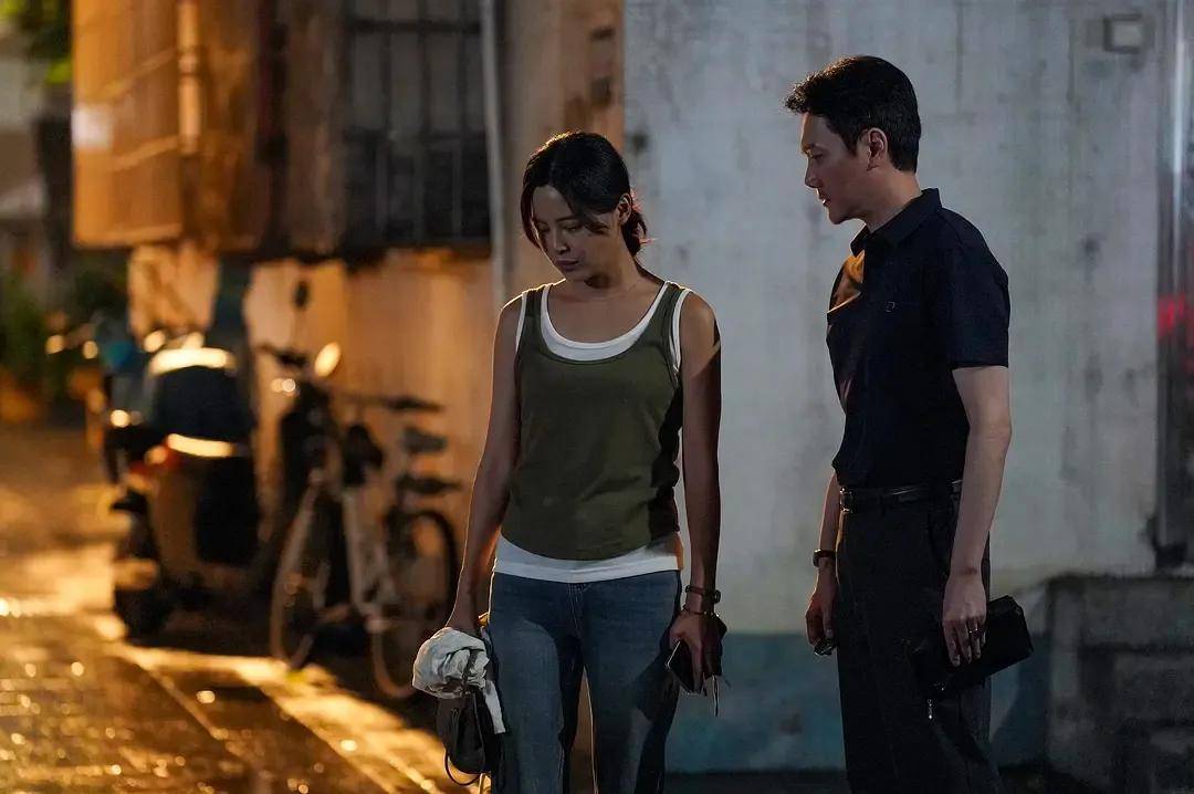 影后下场撕X,首日票房倒挂…风波不断的《日掛中天》,究竟是不是好片?