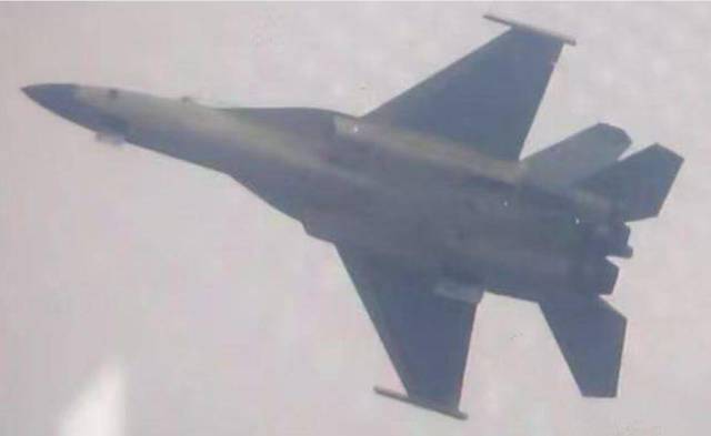 洪都的“中华小蜜蜂”,双垂尾的教练-10,加装了有源相控阵和大屏显