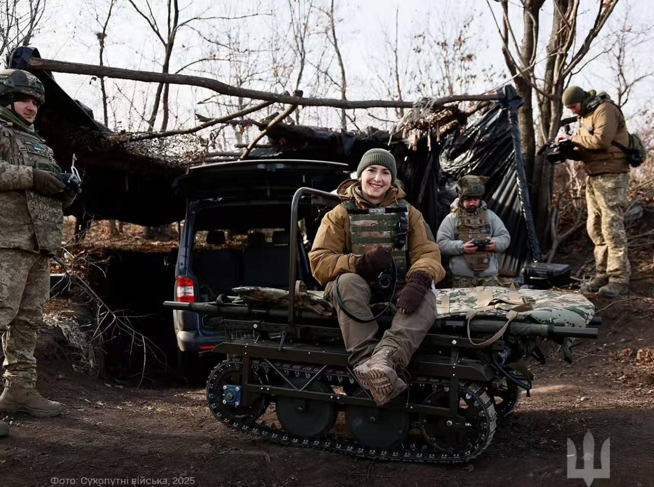 不再当耗材!乌军放弃傻冲放大招:精准爆破俄军1千架无人机仓库