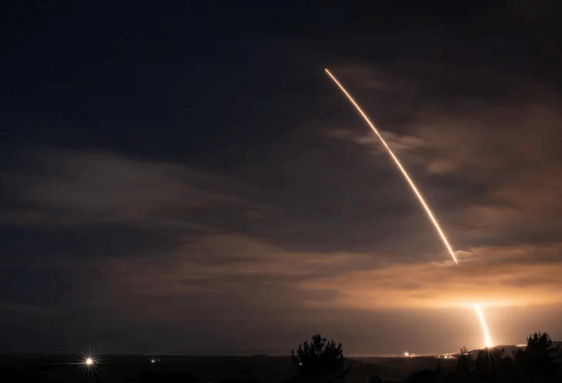 美洲际导弹升空，特朗普通知全球，要废掉中国一张“王牌”？话音刚落，普京率先出手了