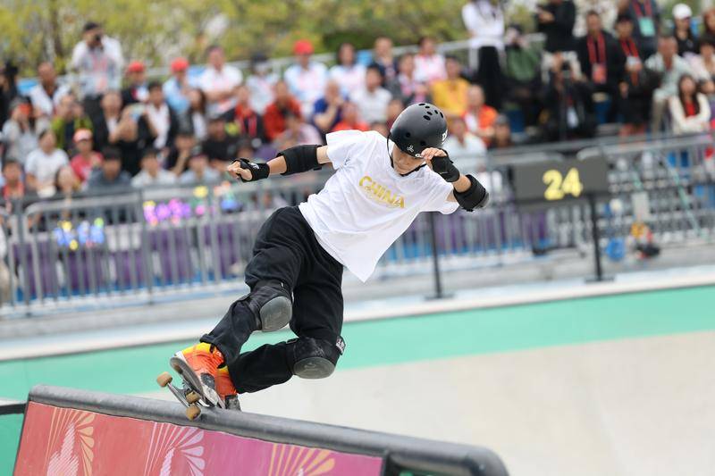 全运会滑板完赛 青少年选手“占领”领奖台