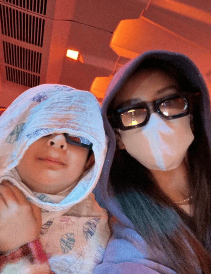 黄晓明带儿子参加生日宴！小海绵被奶奶搂在怀中，8岁大长腿随妈