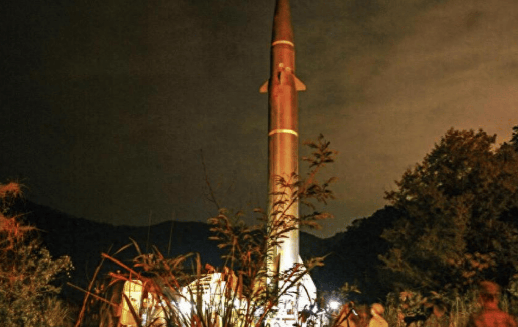 中方发“掉脑袋”警告后,美媒提醒日方,敢走错半步,或遭中国导弹雨包围