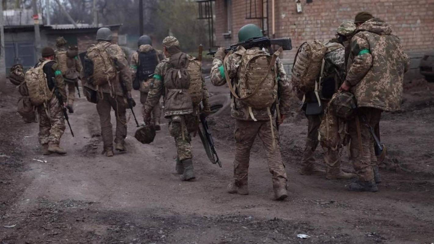 俄方狠话兑现，5000公斤航弹炸碎防核指挥所：乌军大鱼遭一网打尽