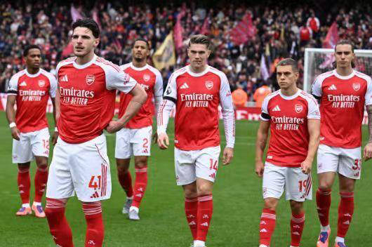 英格兰足球超级联赛英超积分榜两大惊奇现象：5队并列第5第12追逐前四差3分