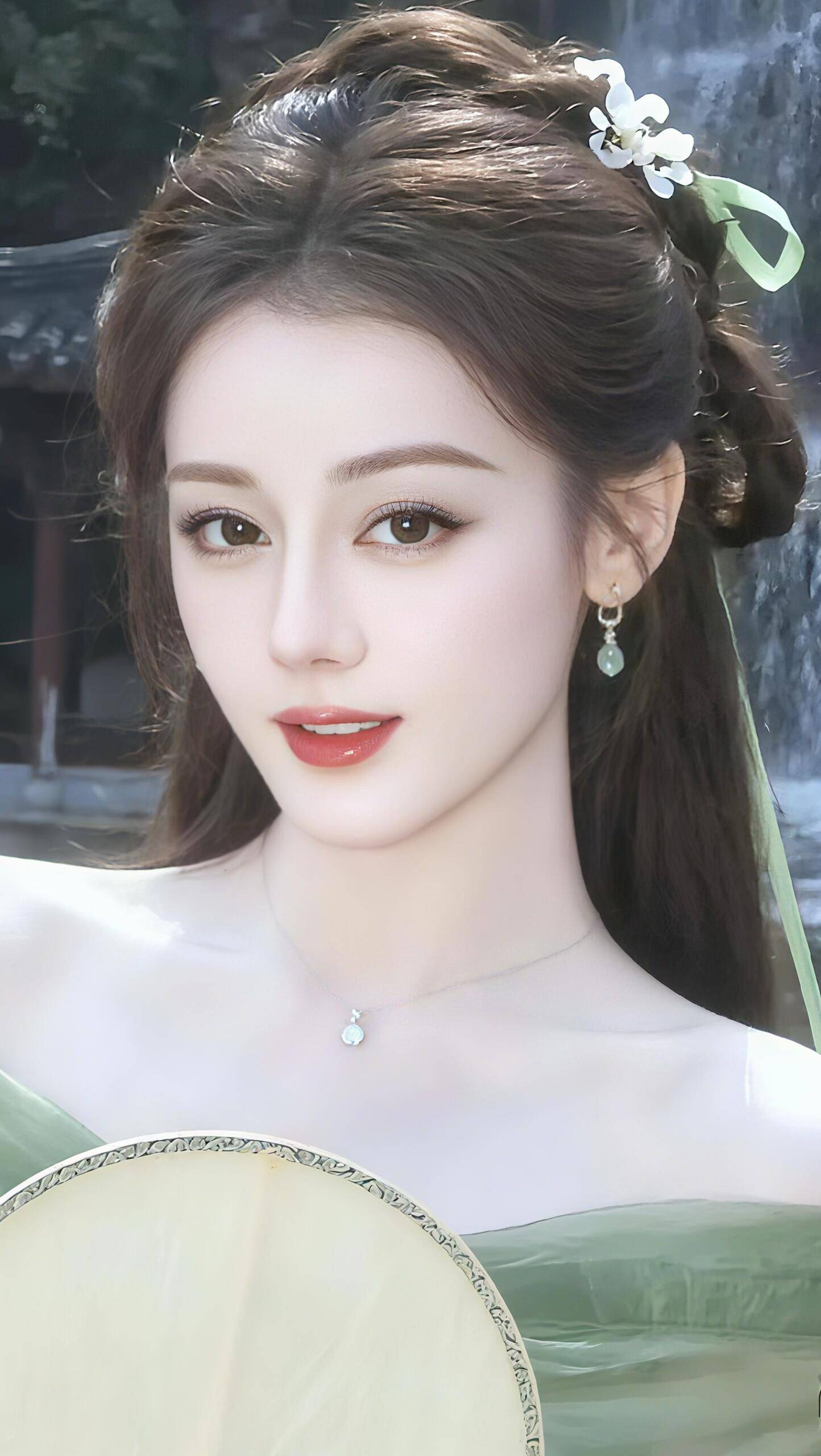 钱再多有什么用，33岁迪丽热巴连夜取消拍摄，知情人透露最新消息