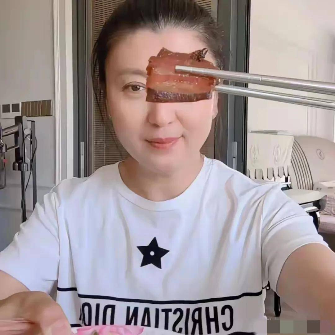 闫学晶带病直播，恶心想吐无法站立，面容憔悴，只能由儿子代劳