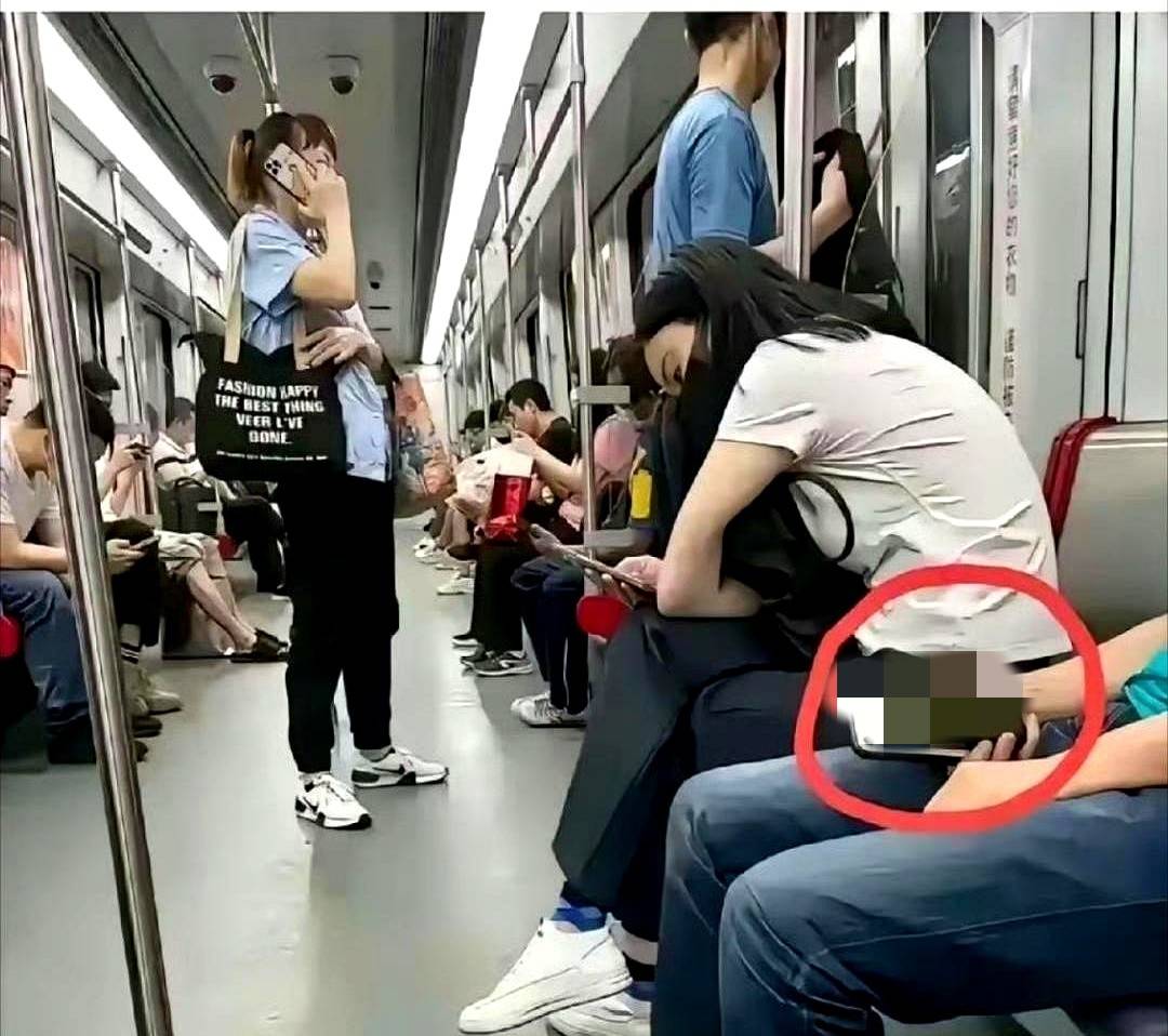 女子地铁漏尿被帅哥骂“没教养”,产后妈妈的尴尬事