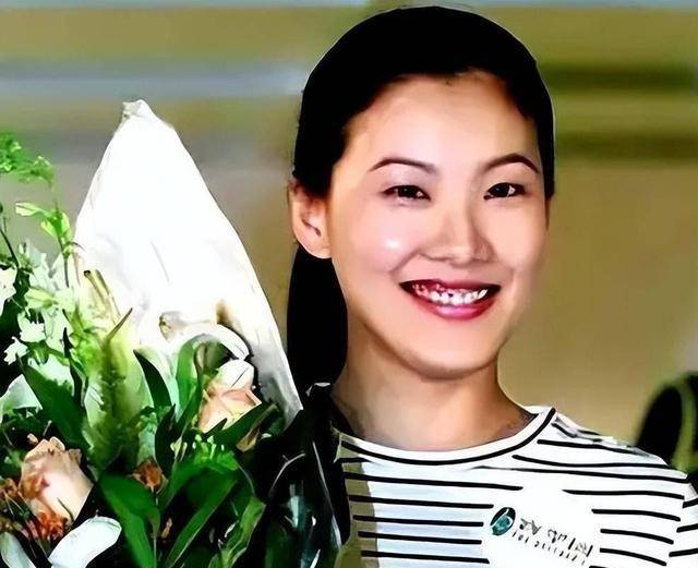 恩爱23年架不住残酷现实!73岁梁锦松衰老明显,47岁伏明霞仍艳丽如花