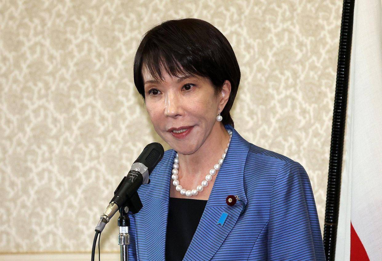 一架专机抵京，日本高官满脸严肃，下了飞机被媒体围住问话，面色凝重一句话都没说