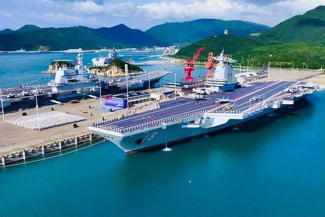 5艘拖船开路，又一电弹航母出海，周边什么形势，解放军一清二楚