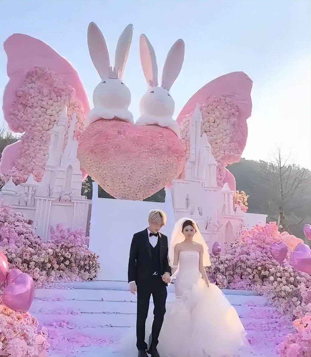 鹿哈官宣领证！8年爱情长跑终成正果，娇妻身材火辣，夫妻相拉满