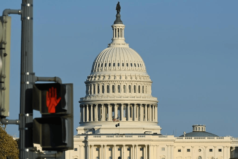 内斗外扩!特朗普遭法院 “永久禁止” 派兵,转头就瞄准克林顿加上威慑委内瑞拉?