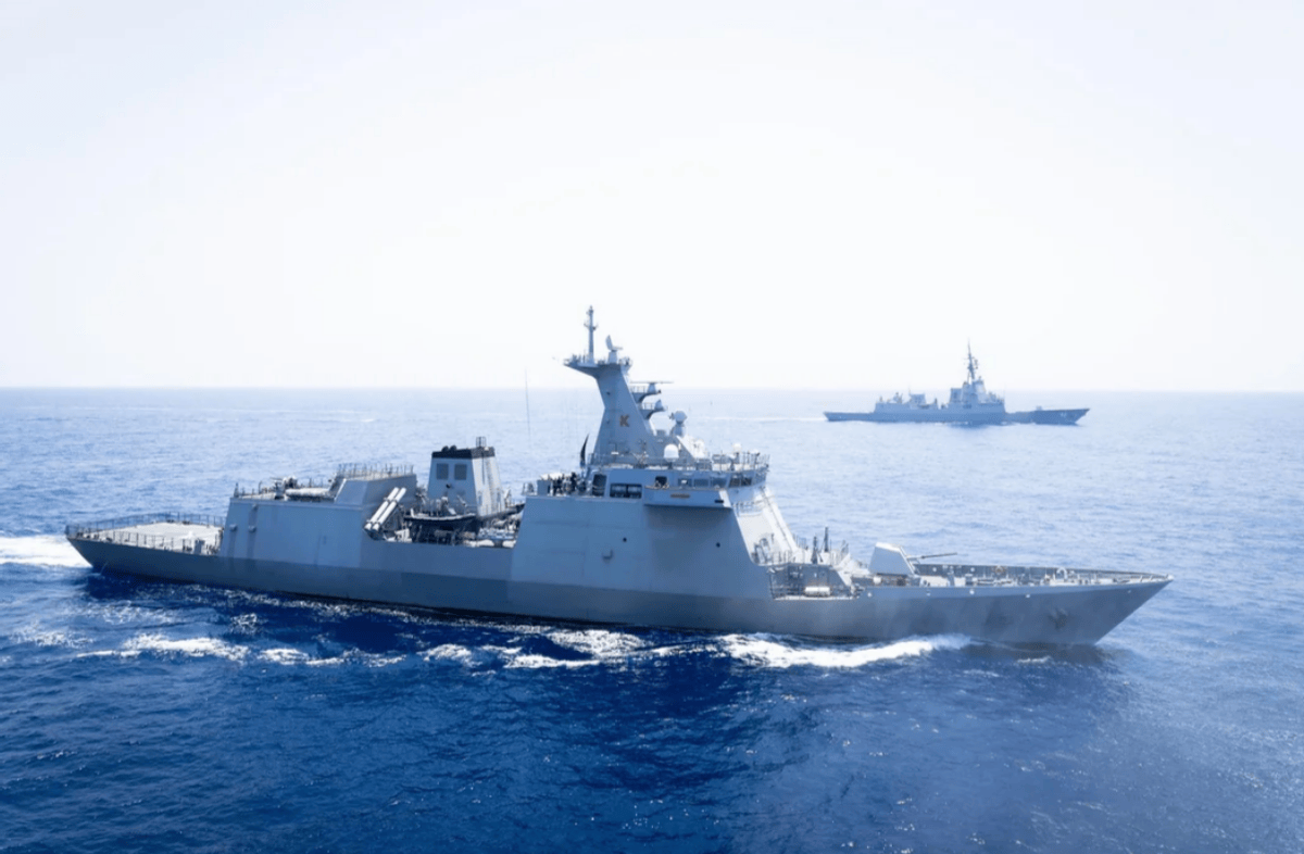 应对域外势力“联合巡航”，轰炸机编队巡航，威慑打击嚣张气焰