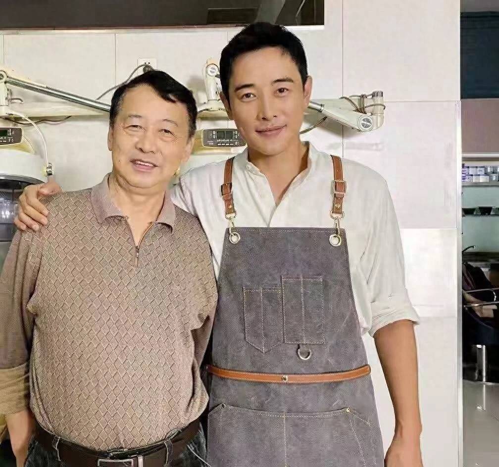 罗晋将在八宝山送别父亲，知情人爆料罗父在老家是领导，罗晋为孝停工一年