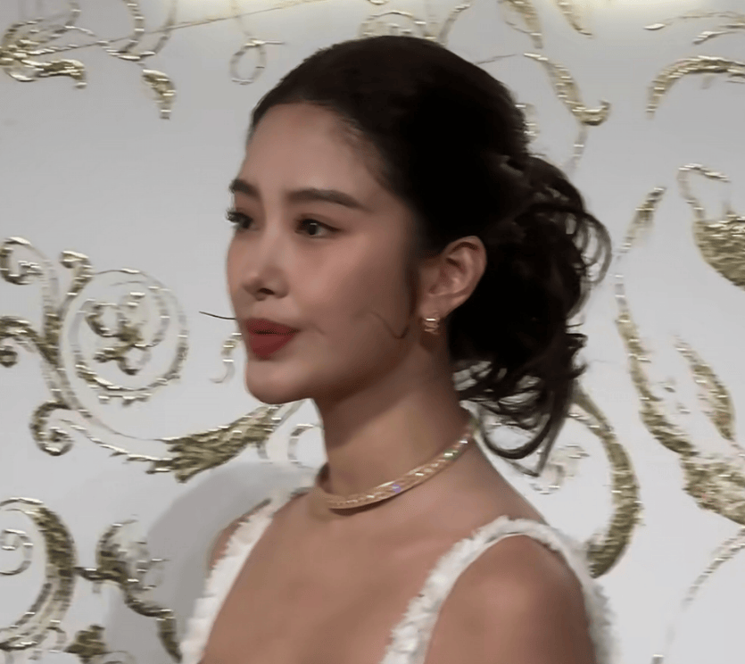 杨采钰被质疑缺钱了，最新活动一脸憔悴，嫁豪门生娃还要频繁站台