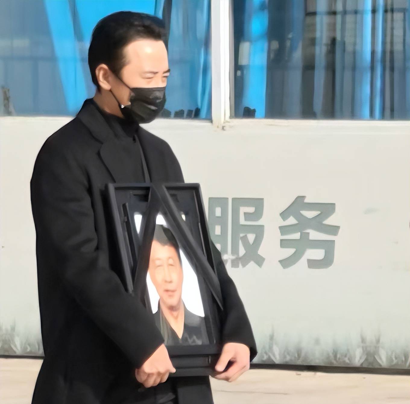 唐嫣现身罗晋父亲葬礼，作为儿媳送公公骨灰上车，罗晋在前捧遗像