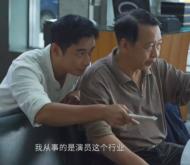 罗晋父亲告别仪式：布置低调，唐嫣和父母现身，20字挽联泪目！