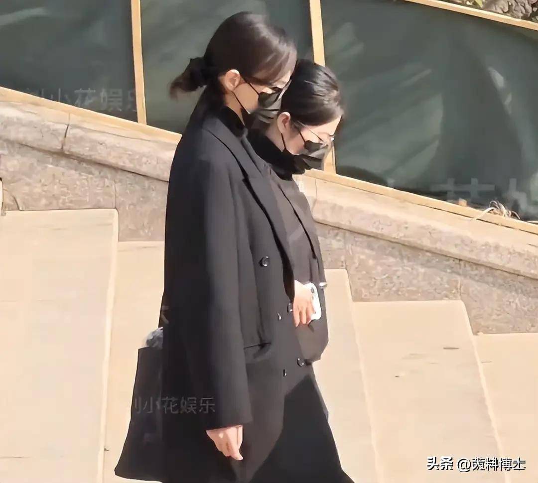 吃相太难看，唐嫣罗晋八宝山为父送行，令人恶心的一幕出现了！