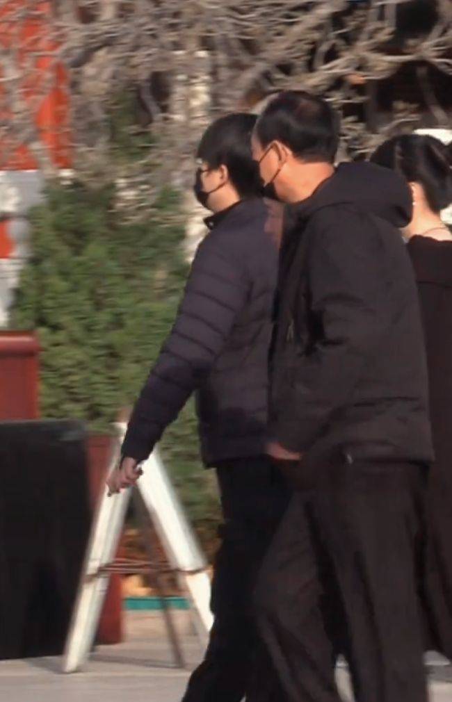 罗晋父亲告别仪式：布置低调，唐嫣和父母现身，20字挽联泪目！