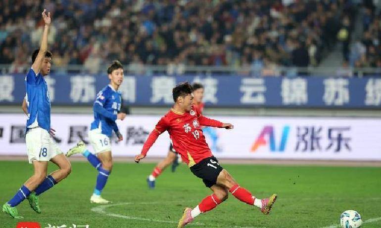 6万球迷现场观赛！南京队0-3不叫扬叔 - 全网最会整活的苏超球迷  足球圈热梗收割机敌苏州队青训成果对决引关注