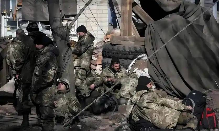 乌克兰被逼上绝路？特朗普下达最后通牒，逼泽连斯基签亡国条约，乌军内部发出死亡威胁