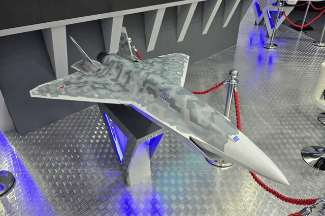 苏霍伊放大招！苏-75无人战斗机突然亮相航展，真能追上中美？