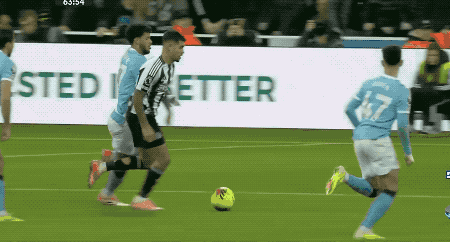 英格兰足球超级联赛英超2-1神剧情：浪费8次机会后7分钟对轰3球121亿豪门止步4连胜