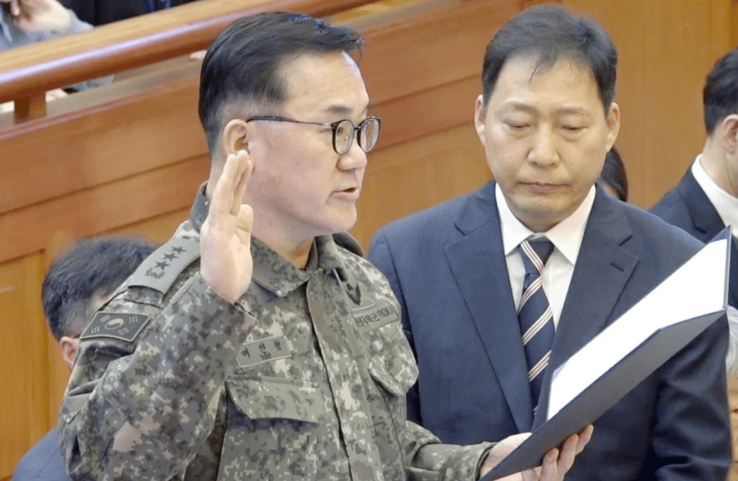 韩军中将自曝曾向尹锡悦下跪,苦劝总统千万不要发动戒严,尹锡悦的不屑与固执酿了大错