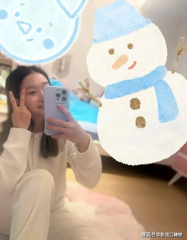 马伊琍的大女儿晒外婆织的围巾，素颜出镜的她很清秀，五官似文章