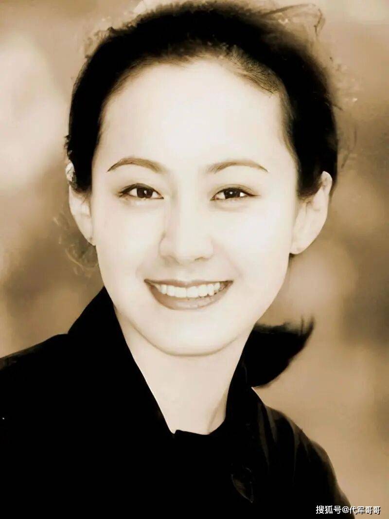 她嫁大13岁名导被捧红,丈夫不幸病逝,如今56岁单身无儿无女